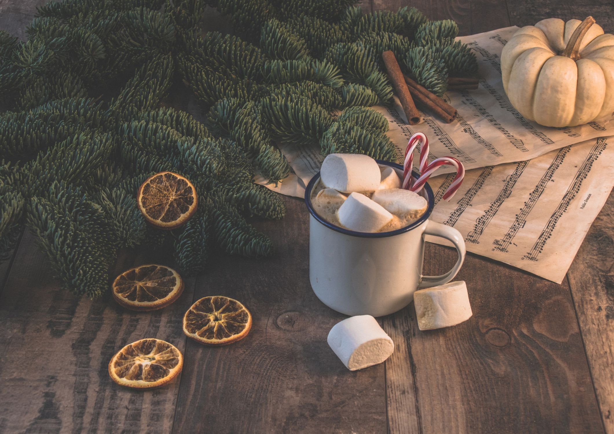 Kakao, choinka, ozdoby świąteczne, nuty na stole