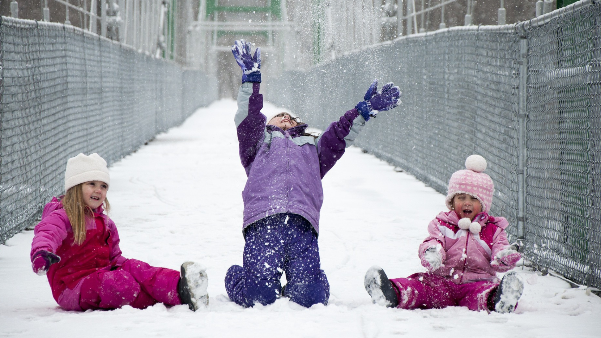 Dzieci na śniegu na moście